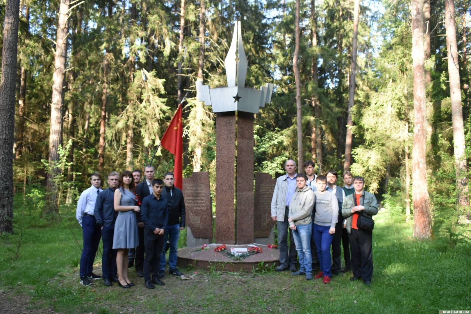 Корреспонденты ИА Красная Весна у памятника военным журналистам, Брянск