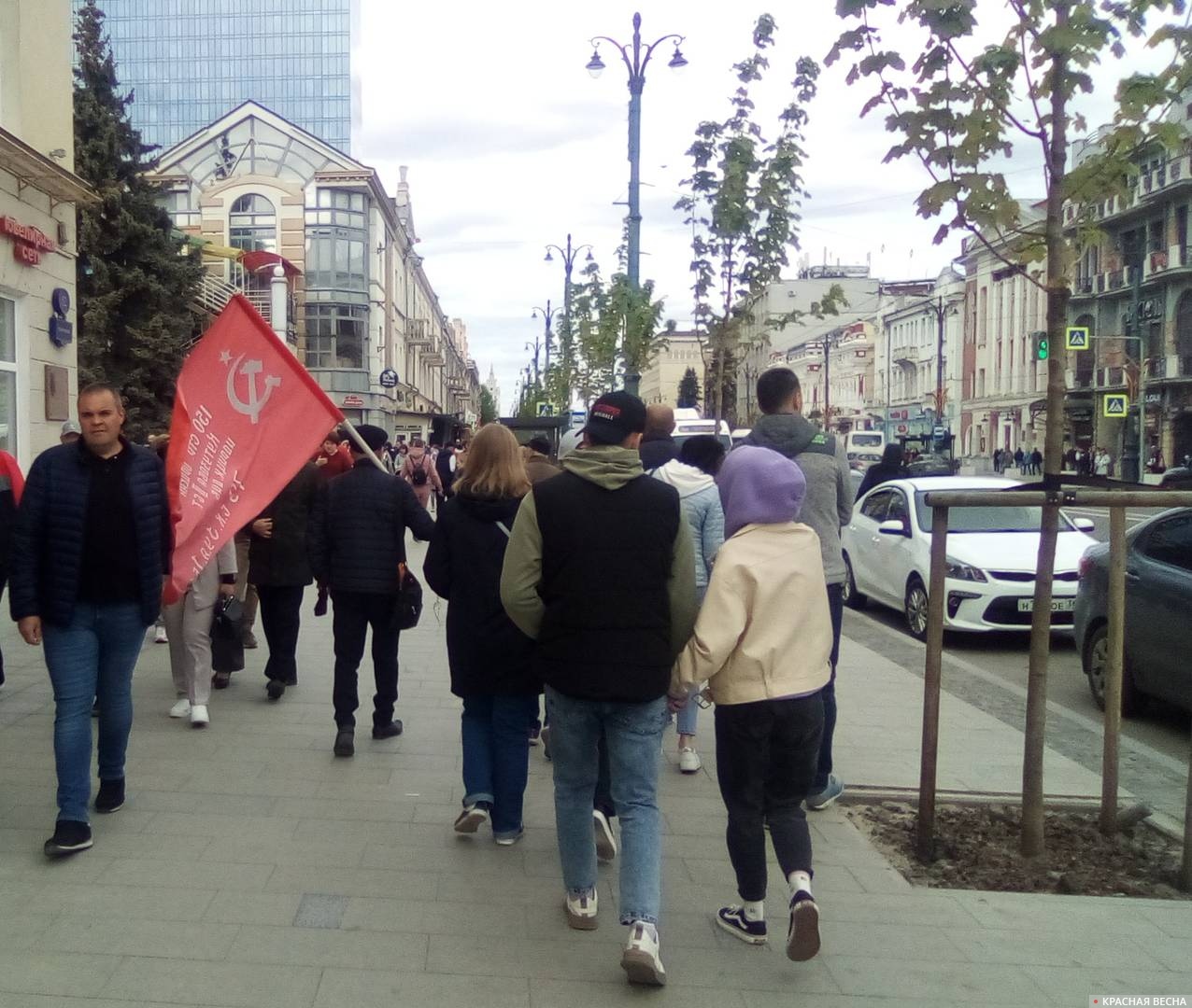 Воронежцы несут Знамя Победы на проспекте Революции 9 мая 2023 года