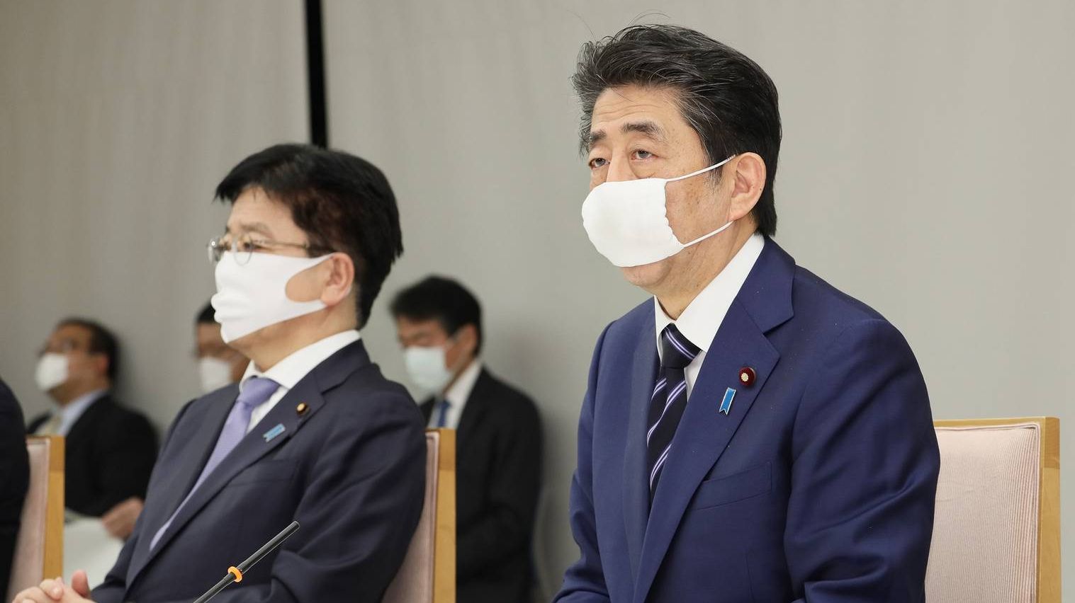 Премьер-министр Японии Синдзо Абэ в маске