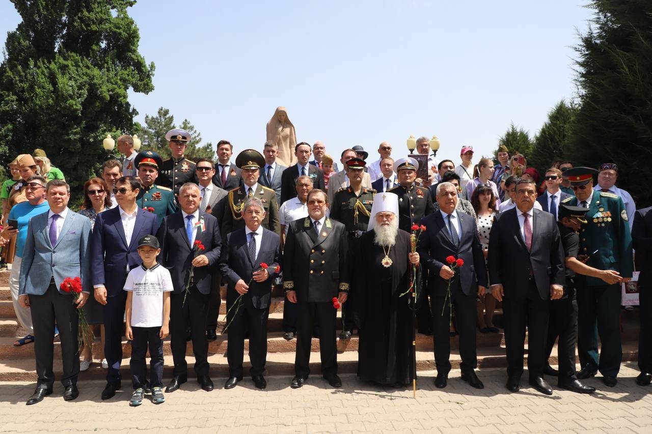 Представители дипломатических и официальных миссий 9 мая в Ташкенте