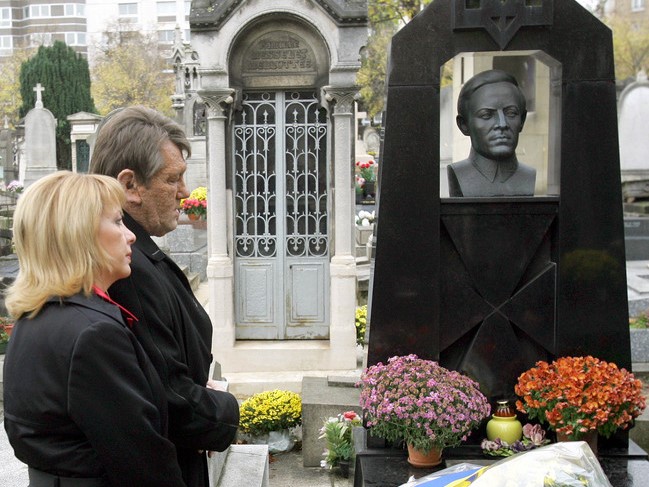 Виктор Ющенко и Екатерина Чумаченко на могиле Симона Петлюры в 2005 году