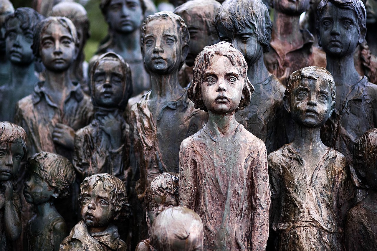 Мемориал детям-жертвам фашистов в Лидице, 1969 — 1989, скульптор Мари Ючитилова