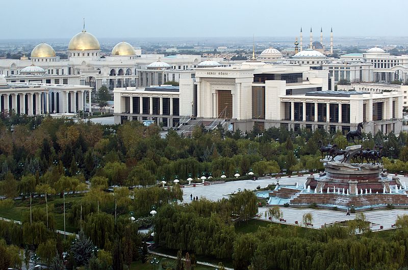 Президент Туркмении с воздуха осмотрел стройки Ашхабада