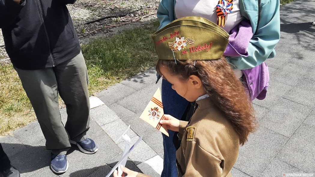 Девочка держит в руках конверт с заветным письмом, 9 мая 2024 года, Новороссийск