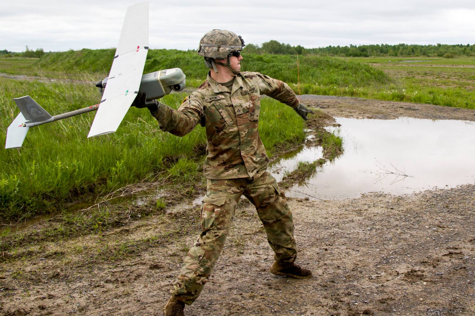 Солдат армии США тренируется запускать дрон RQ-11 Raven