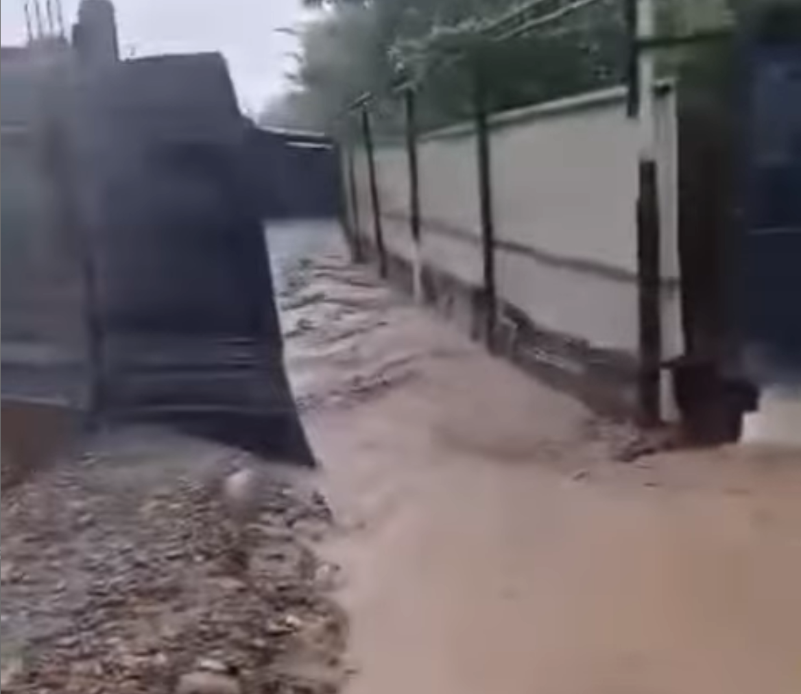 Затопленная дорога в киргизском селе