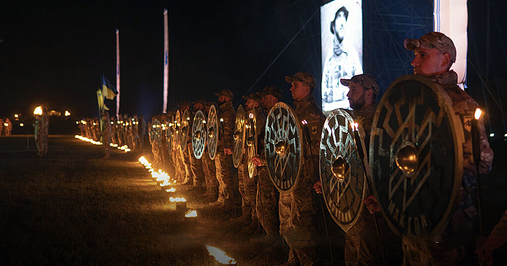 Неонацизм на Украине. Отдельный отряд специального назначения «Азов». На ритуальных щитах знак Черного солнца