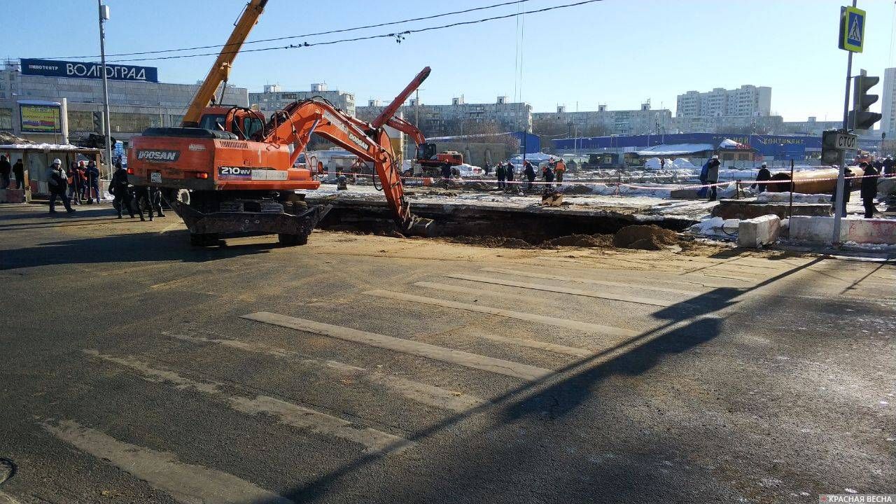 Ремонт дороги после провала грунта в Москве 20 марта 2018