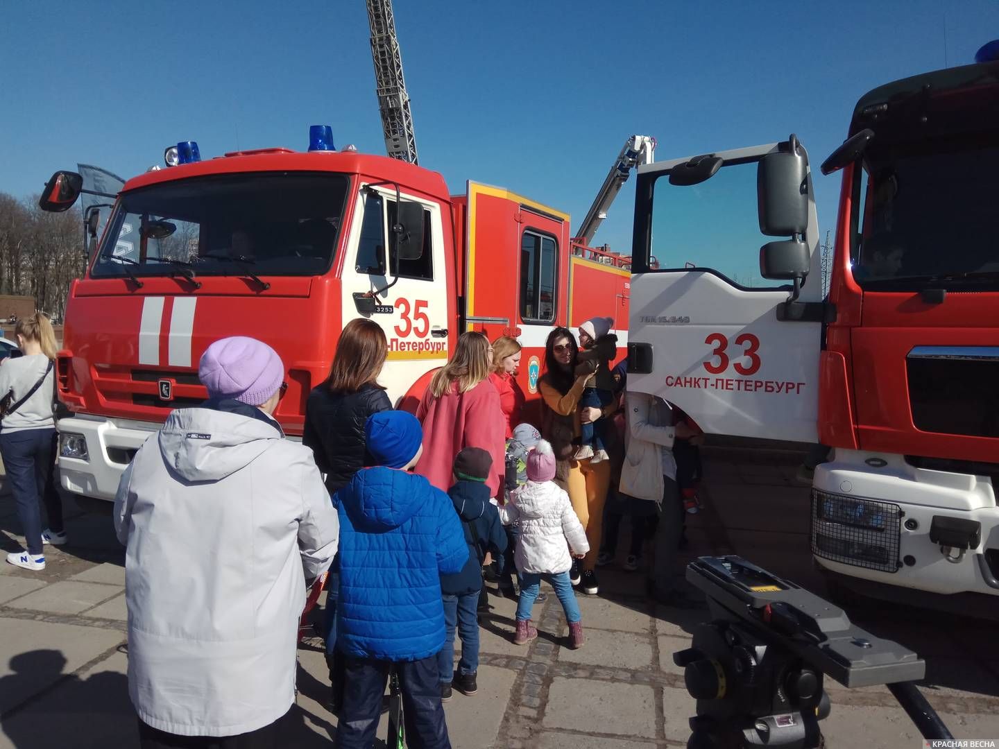 Дети с техникой МЧС