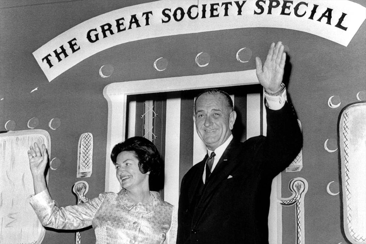 Президент Линдон Джонсон с супругой на фоне рекламного поезда «План Великого Общества»
