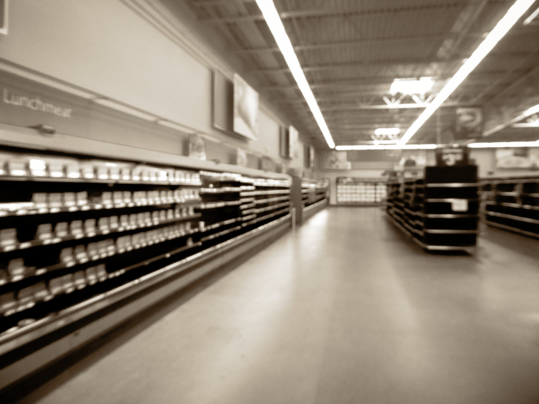 Пустые полки магазина