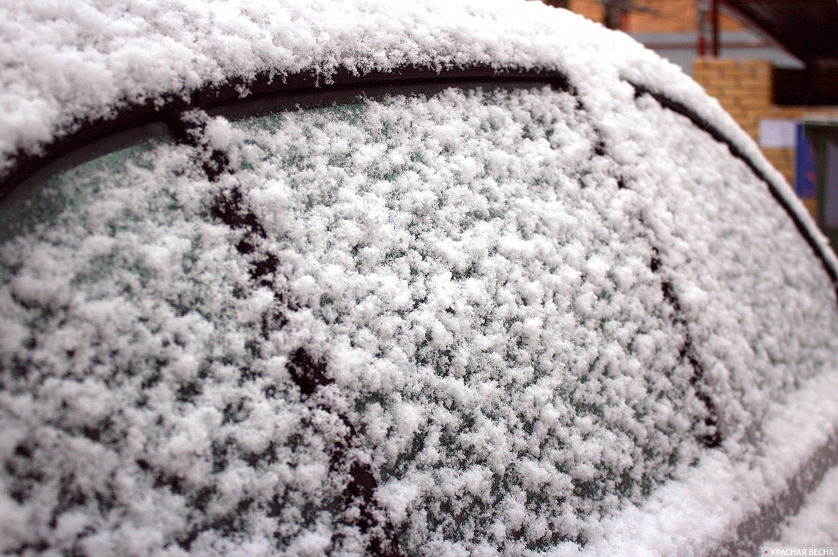 Занесенный снегом автомобиль