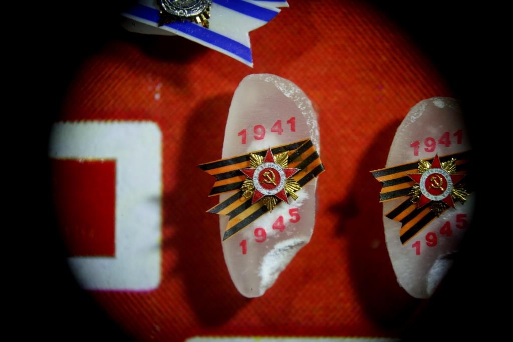 Копии орденов Победы, расположенные на рисовом зерне
