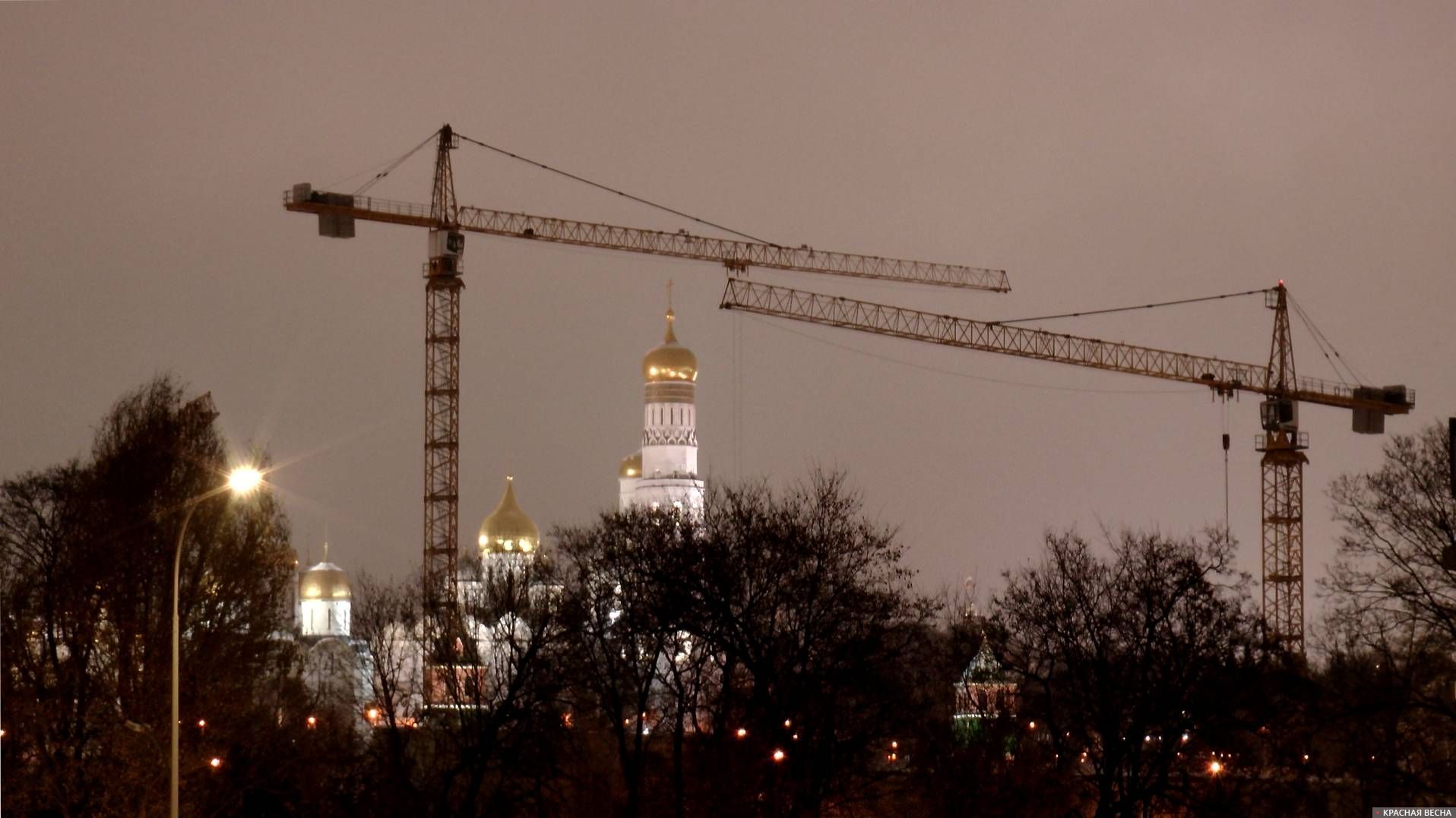 Стройка на фоне Кремля