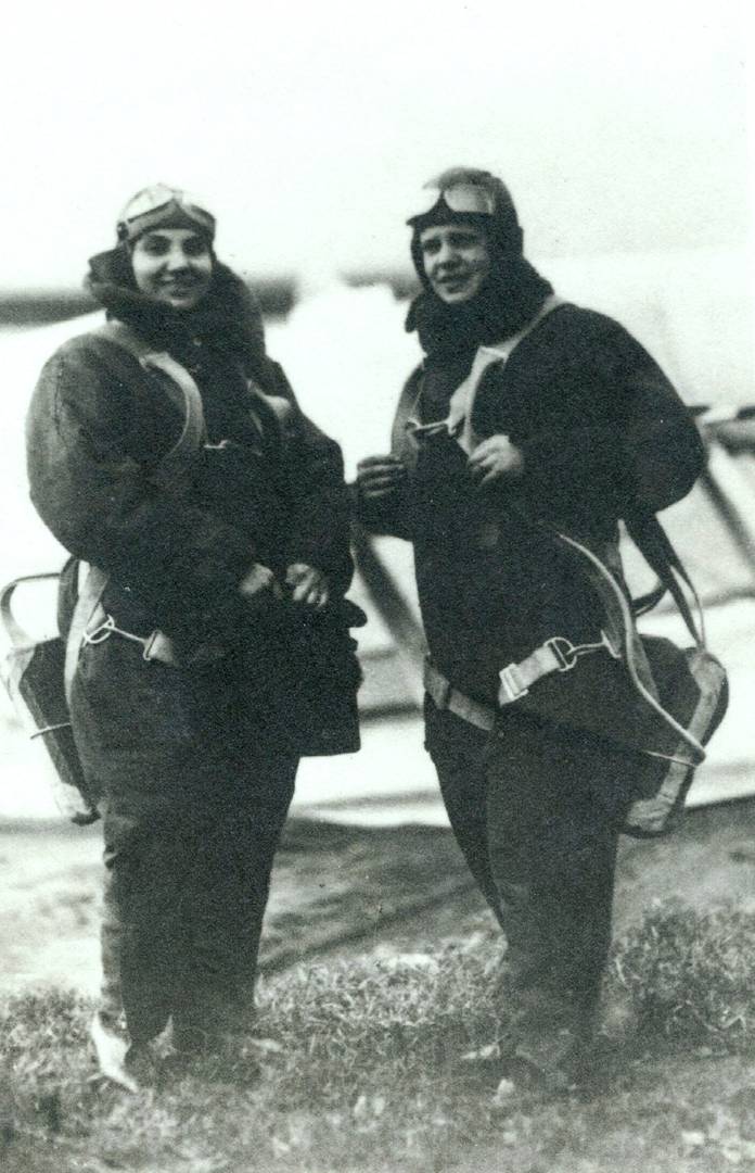 В. Гризодубова с бортмехаником Е. Слобоженко перед полетом на рекорд. 1937 год