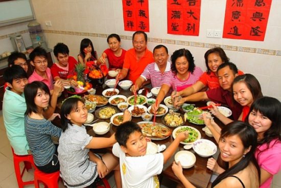 Китайская семья за обедом