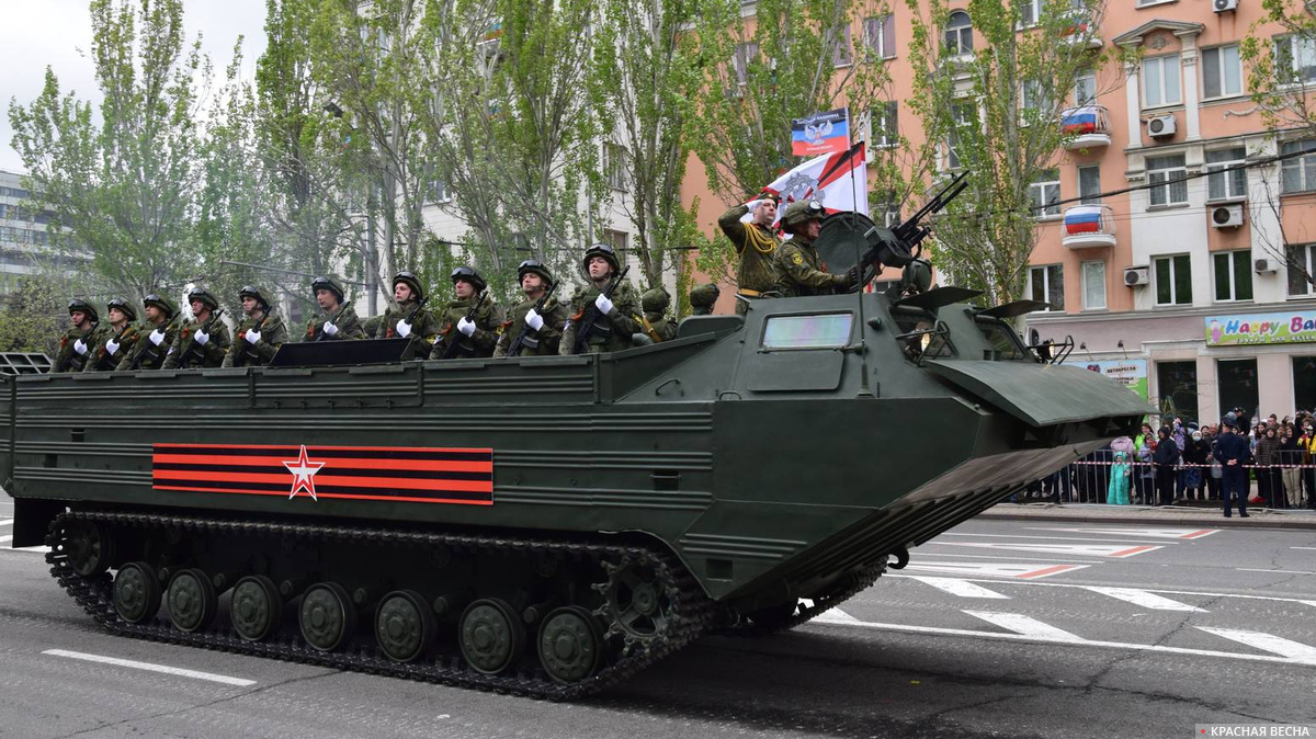 Советский гусеничный плавающий транспортёр на военном Параде Победы в Донецке