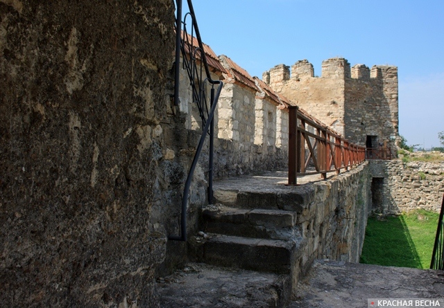 Бендерская крепость, стена цитадели, вид на Медиальную башню. Приднестровье