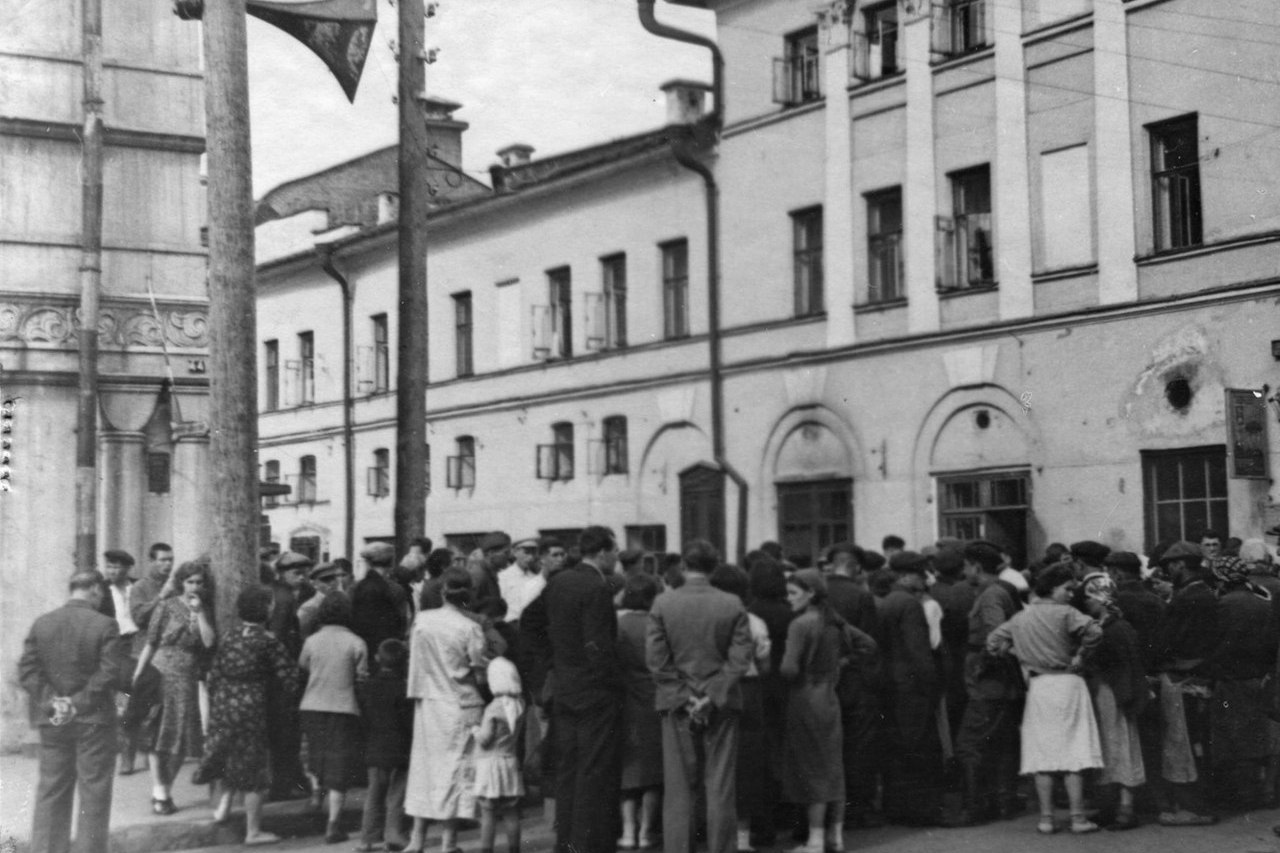 22 июня 1941, жители Казани слушают объявление о нападении нацистской Германии на Советский Союз