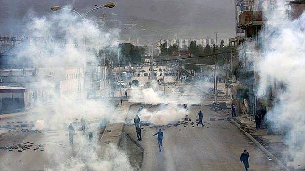 Столкновения протестующих с полицией в Блиде (Алжир) 8 января 2011 года