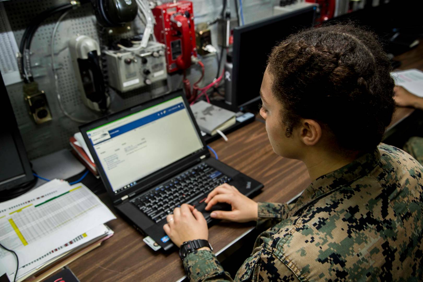 Специалист по снабжению 13-го экспедиционного подразделения морской пехоты США, тестирует обновление Global Combat Support System — Marine Corps Release 12