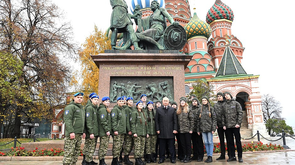 Путин на возложении цветов к памятнику Минину и Пожарскому. 04.11.2020