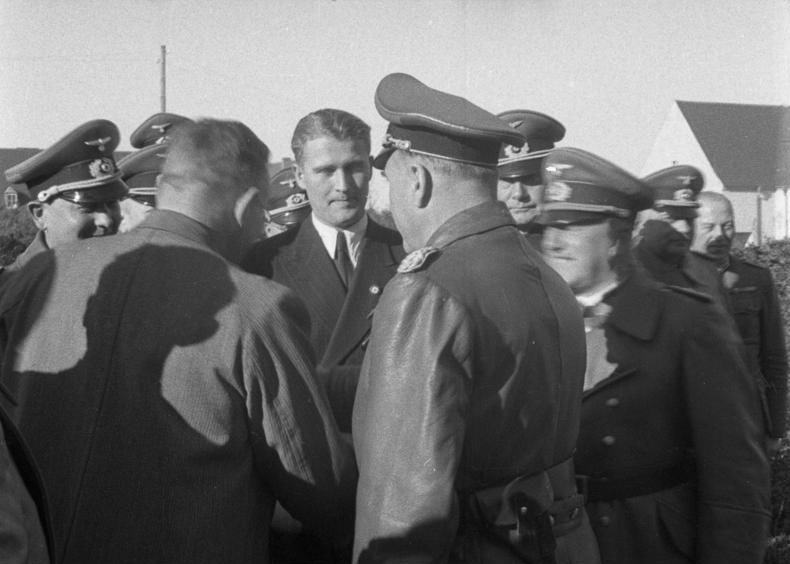 Вернер фон Браун — конструктор ракетно-космической техники, член НСДАП с 1937 года, штурмбаннфюрер СС (1943–1945). 1941