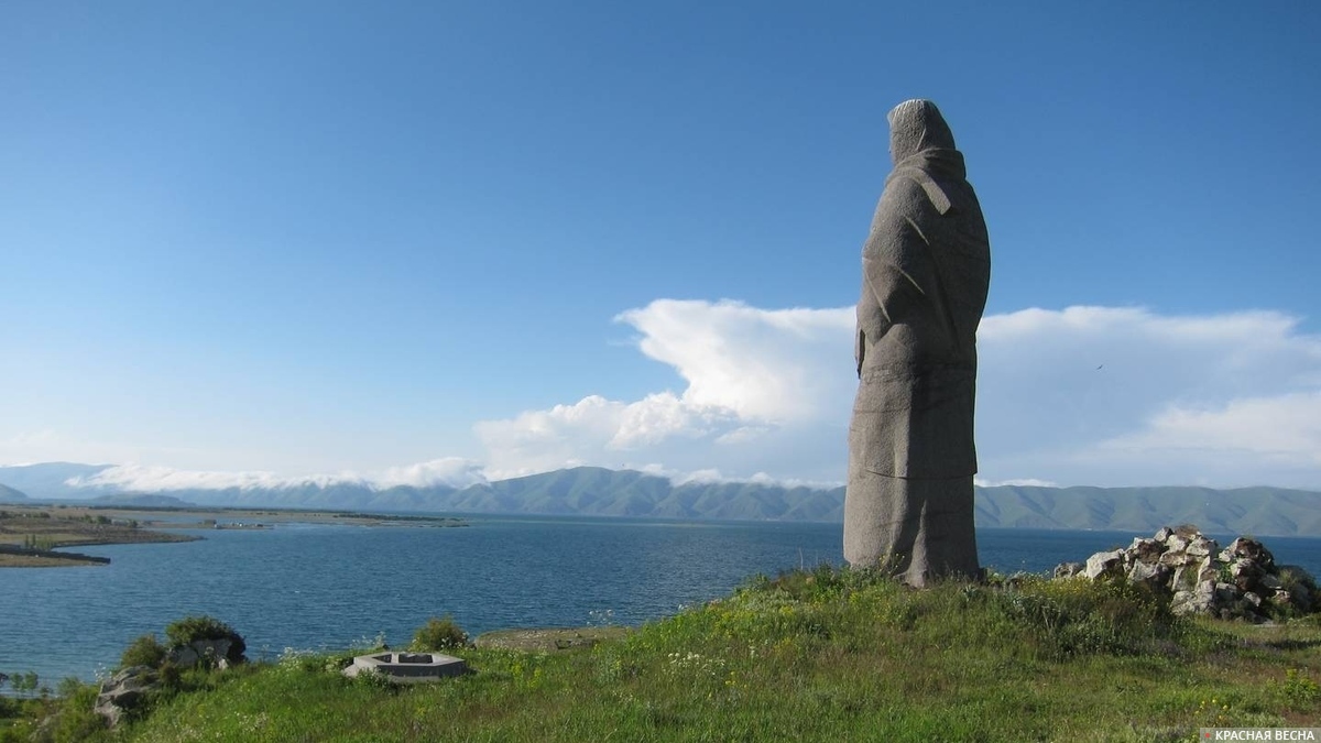 Памятник погибшим в войне 1988–1993 гг. на фоне оз.Севан. Армения.
