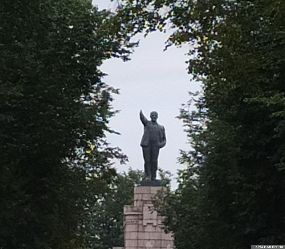 Памятник Ленину в Центральном парке в Костроме