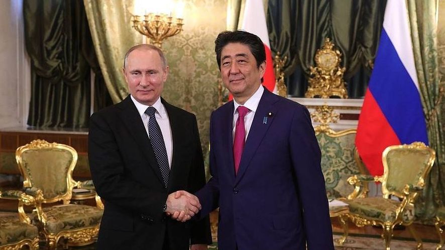 Президент России Владимир Путин с премьер-министром Японии Синдзо Абэ