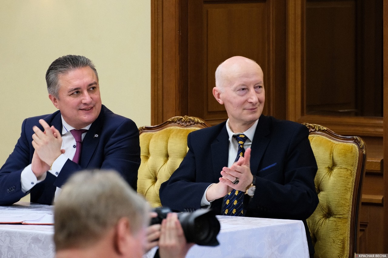 Ректор Евразийского международного университета Константин Клименко (справа)
