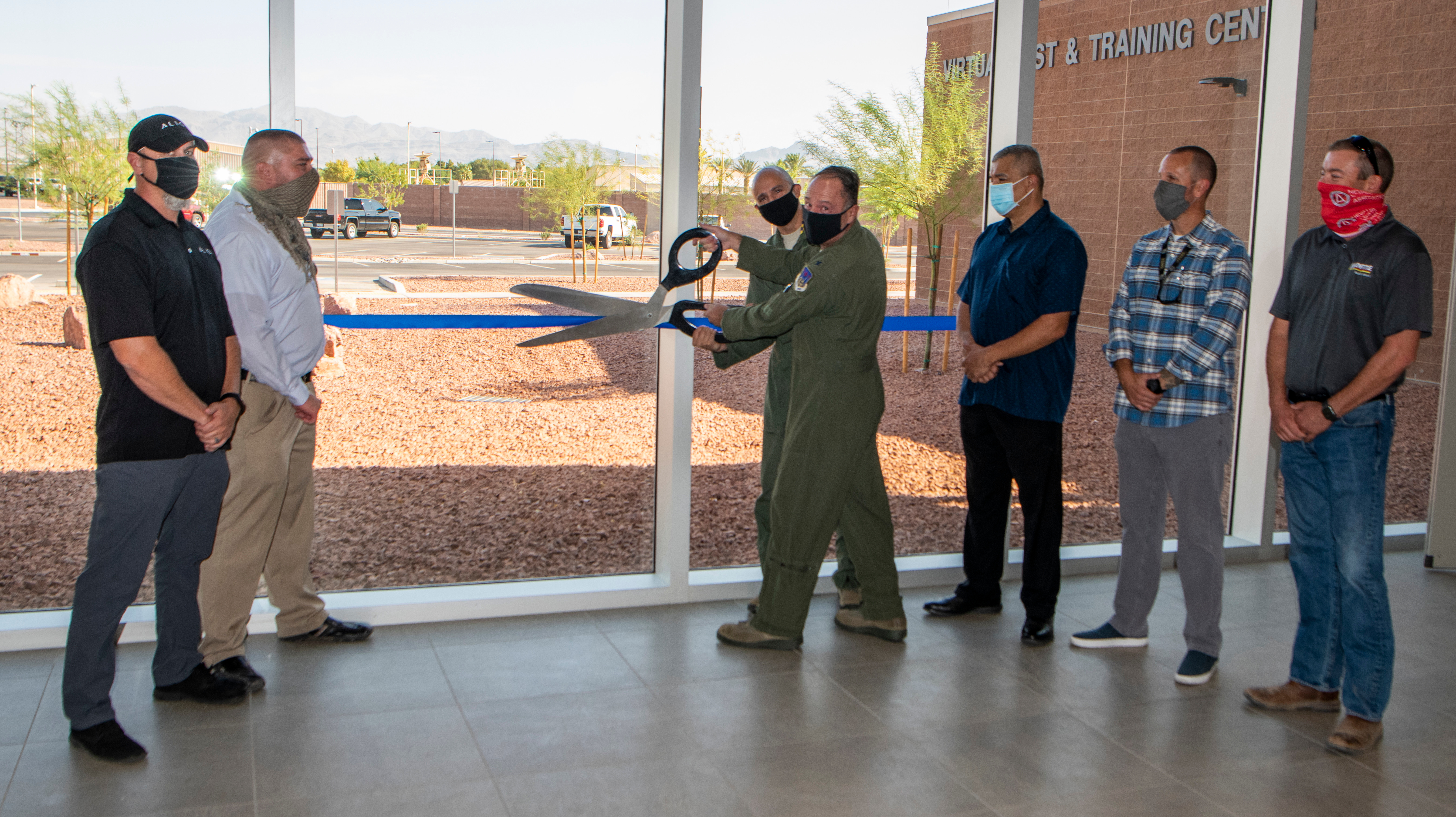 Полковник Дин Колдуэлл, директор нового Виртуального учебного центра на базе ВВС Неллис перерезает ленту во время церемонии открытия Центра