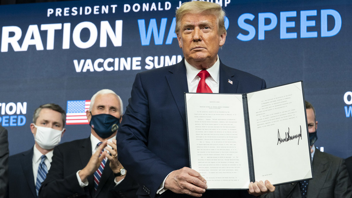 Дональд Трамп подписал указ, согласно которому Вашингтон не будет предоставлять вакцину от нового коронавируса другим странам, пока доступ к ней не получат все граждане США