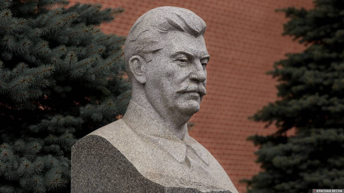 Памятник Иосифу Сталину у Кремлевской стены