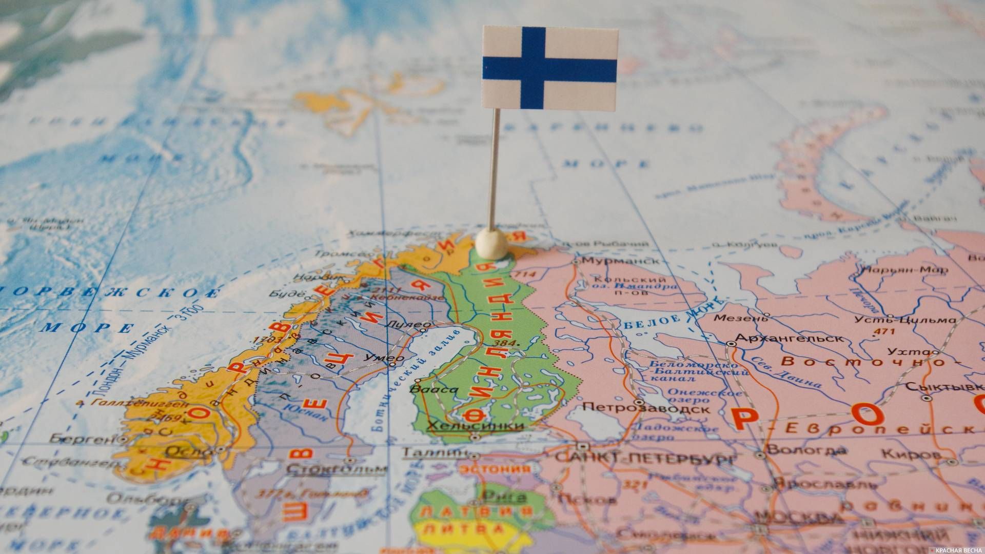 Финляндия с флагом на карте мира