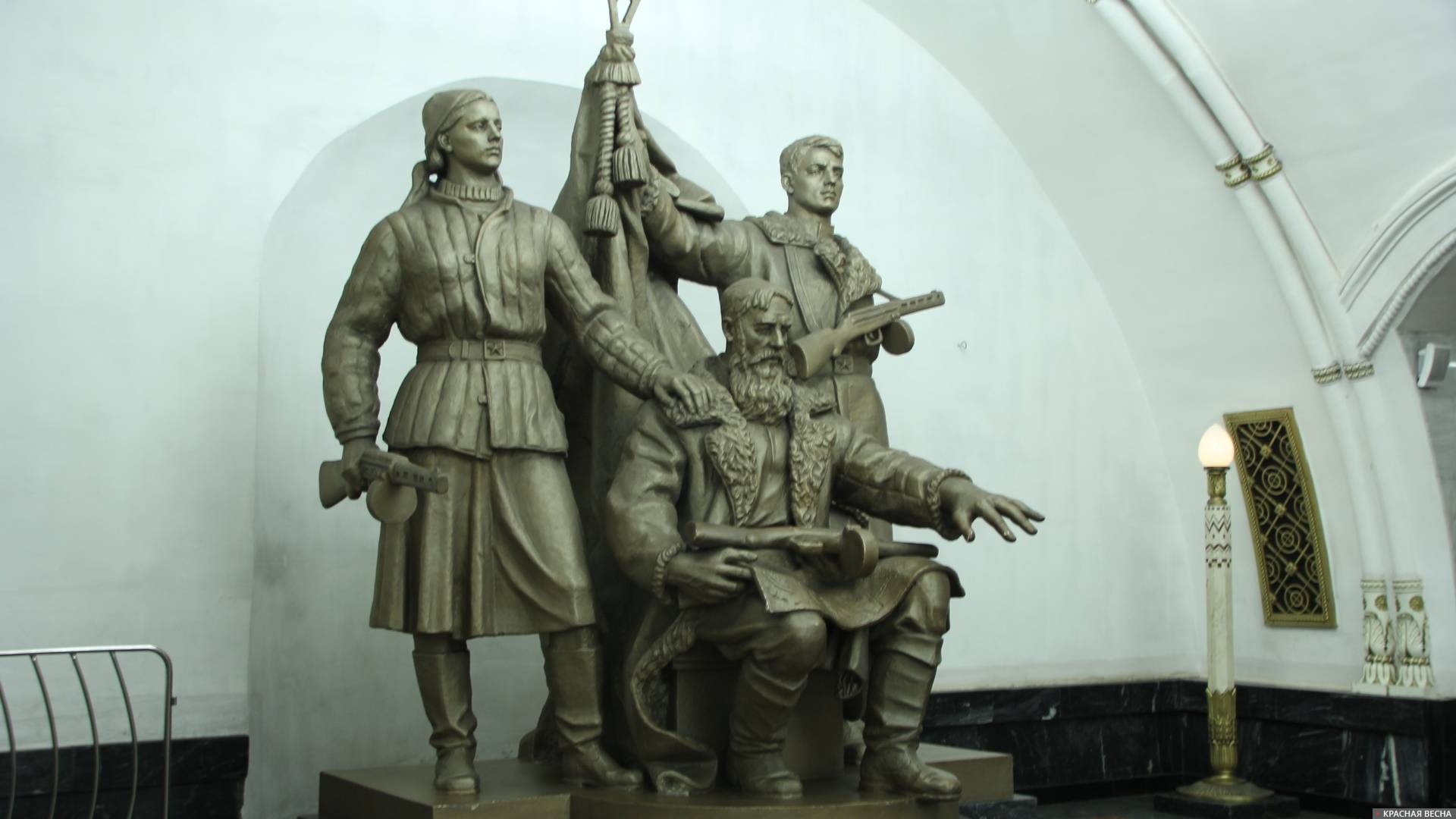Скульитура Белорусские партизаны метро Белорусская