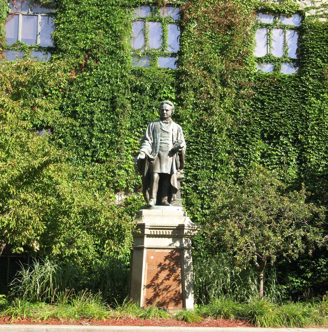 Эгертон Райерсон. Статуя в кампусе Райерсона