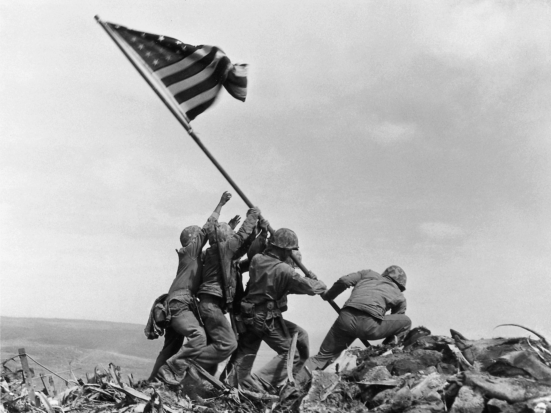 Американцы устанавливают флаг на японском острове Иводзима. 23 февраля 1945 г. Для американцев эта фотография является символом победы