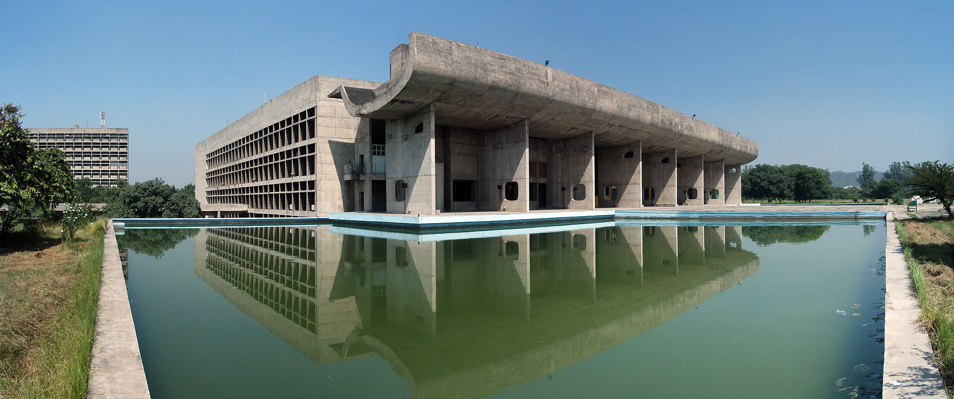 Архитектор Ле Корбюзье. Дворец Ассамблеи (стиль брутализм), штат Пенджаб, Индия