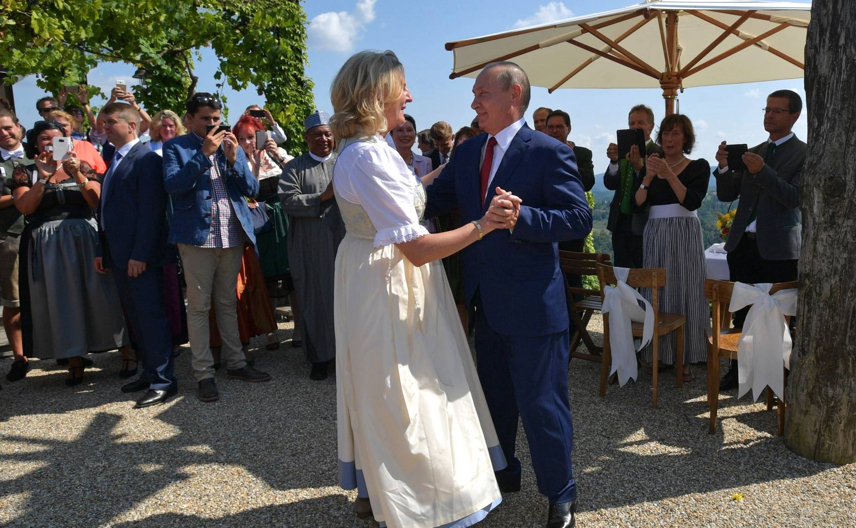 Карин Кнайсль и Владимир Путин на свадьбе