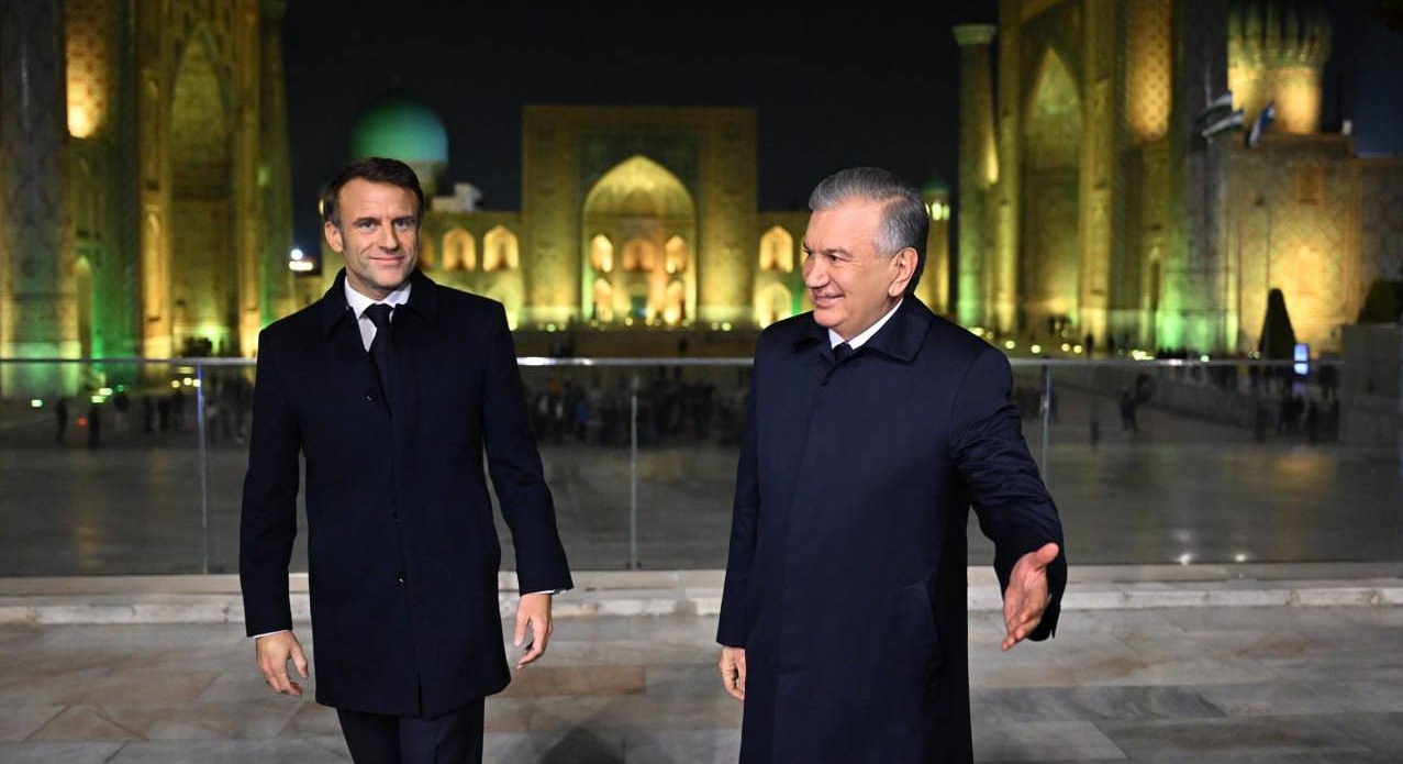 Президент Франции Эммануэль Макрон и глава Узбекистана Шавкат Мирзиёев