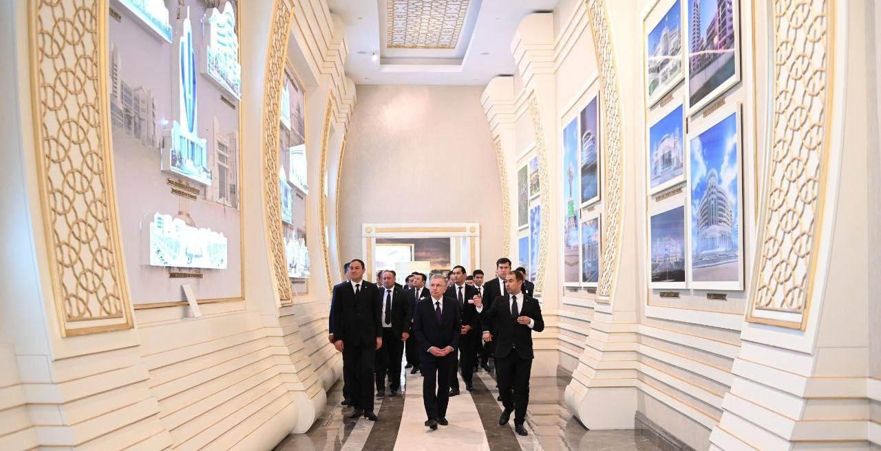 Президент Узбекистана Шавкат Мирзиёев в музее мемориального комплекса «Народная память» 