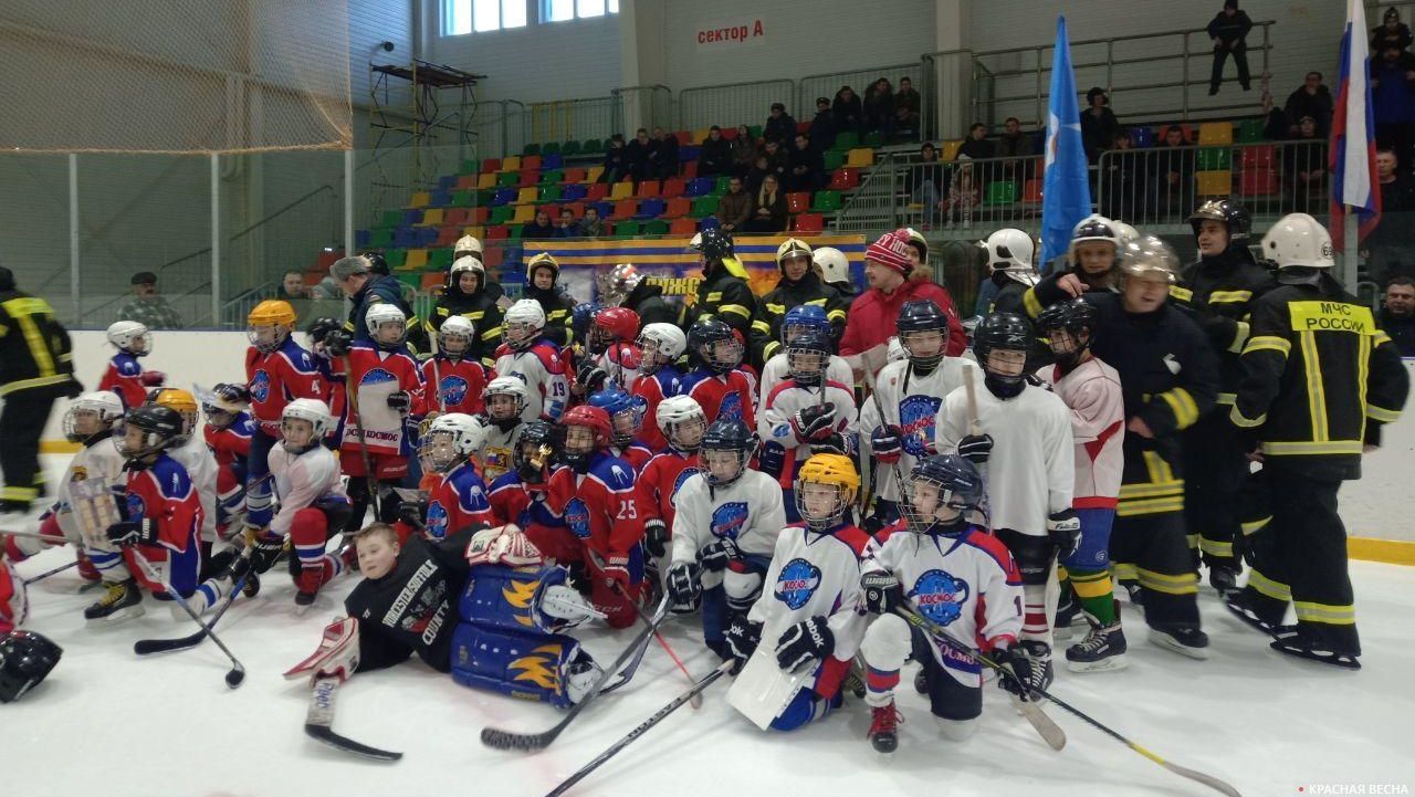 Участники всероссийской акции «Растопим лед вместе!» с воспитанниками спортивной школы «Космос»