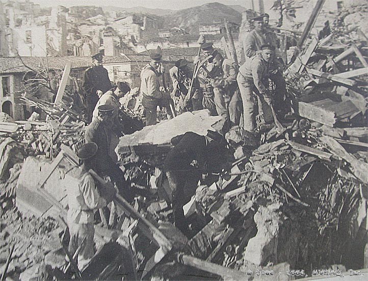 Моряки с броненосца «Слава» на развалинах Мессины в 1908 году