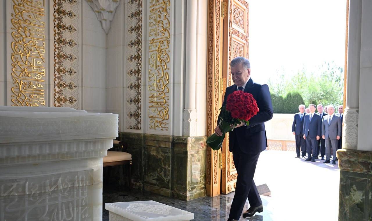 Возложение цветов в мавзолее Ислама Каримова в Самарканде