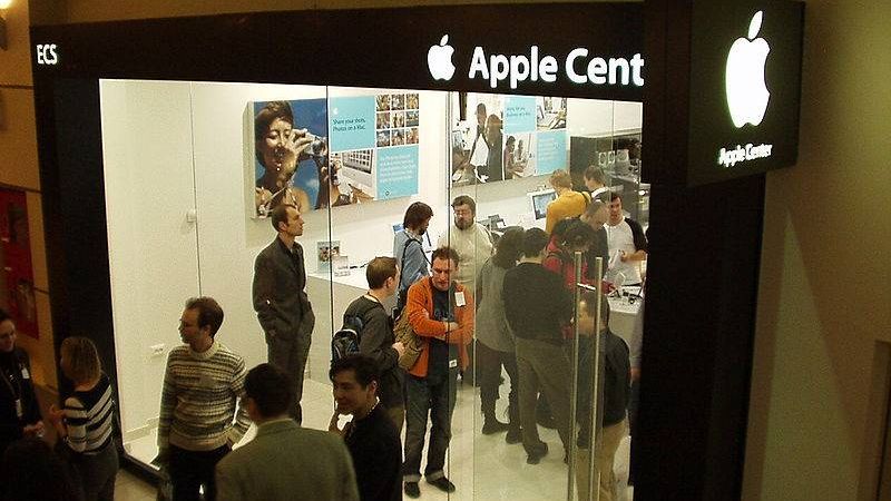 Открытие первого магазина Apple Center в России в московском торговом центре «Атриум» 29.11.2005
