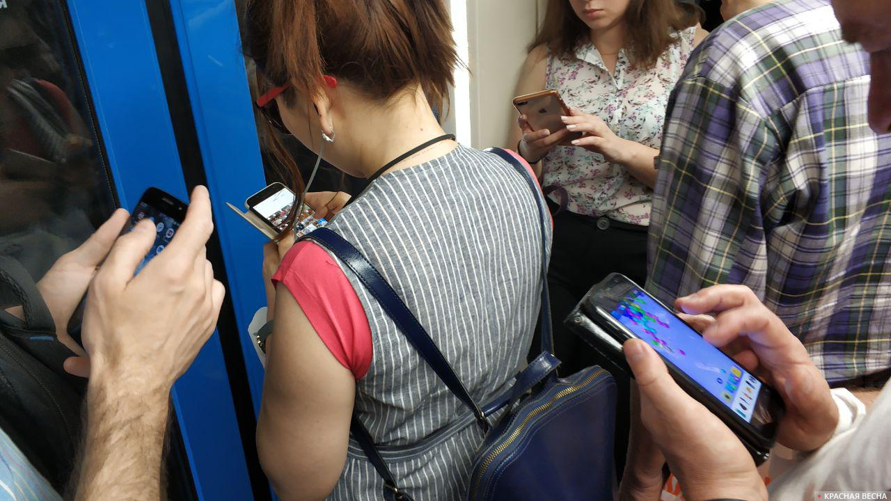 Телефон в метро. Мобильные игры.