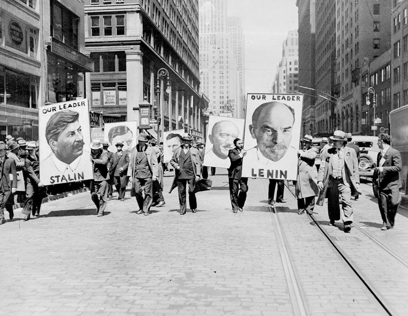 Коммунисты маршируют на первомайском параде в Нью-Йорке в 1935 году. (Фото: Дик Льюис)