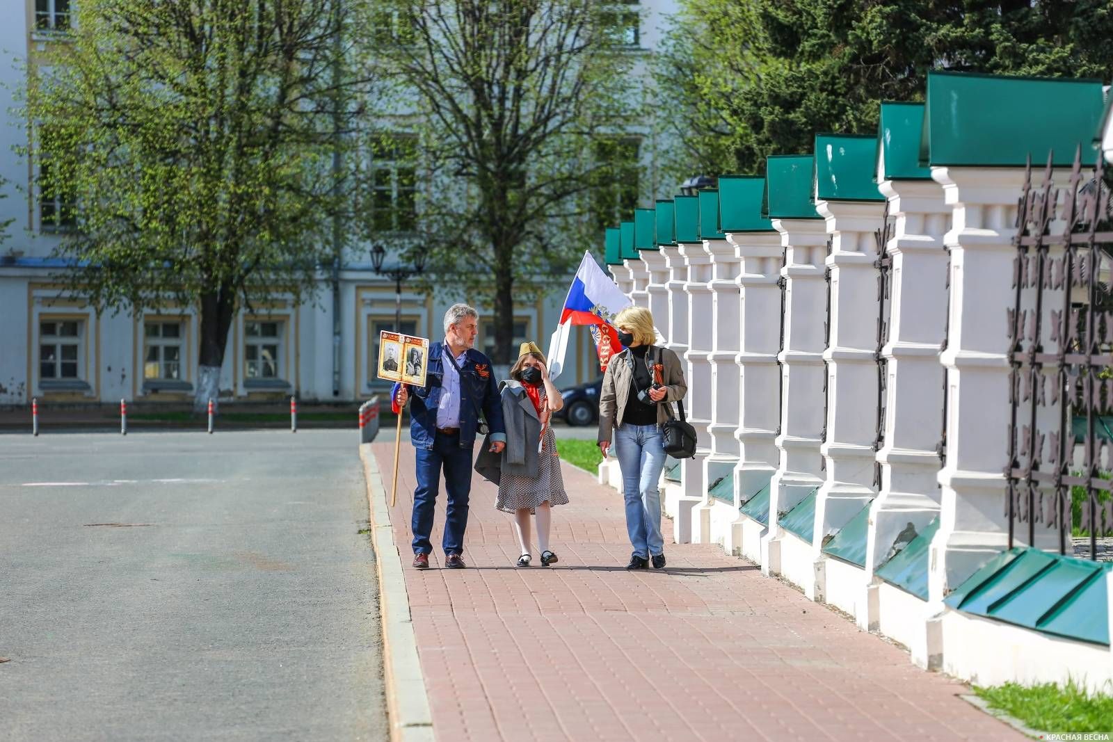 Красное знамя Победы неуклонно вытесняется триколором «Новой России». Советская площадь в Ярославле.