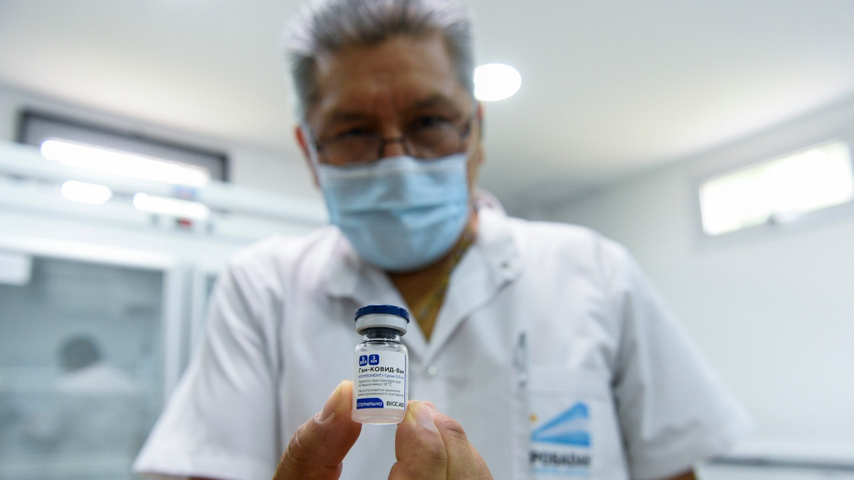 Аргентинский врач держит вакцину «Спутник V»